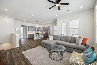 5723 White Magnolia St. in Houston, TX - Building Photo - Building Photo