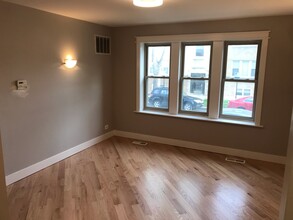 2449 W Ardmore Ave, Unit 1 in Chicago, IL - Foto de edificio - Building Photo