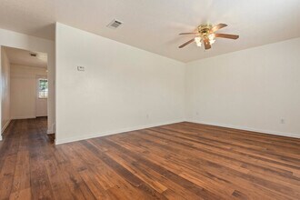 2102 Roatan Calle in Dickinson, TX - Building Photo - Building Photo