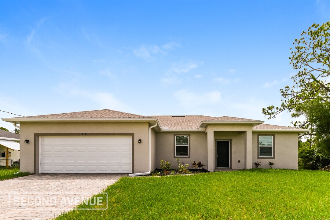 1654 Russellville St in North Port, FL - Building Photo
