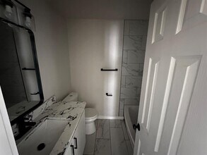 1410 W Braker Ln in Austin, TX - Foto de edificio - Building Photo