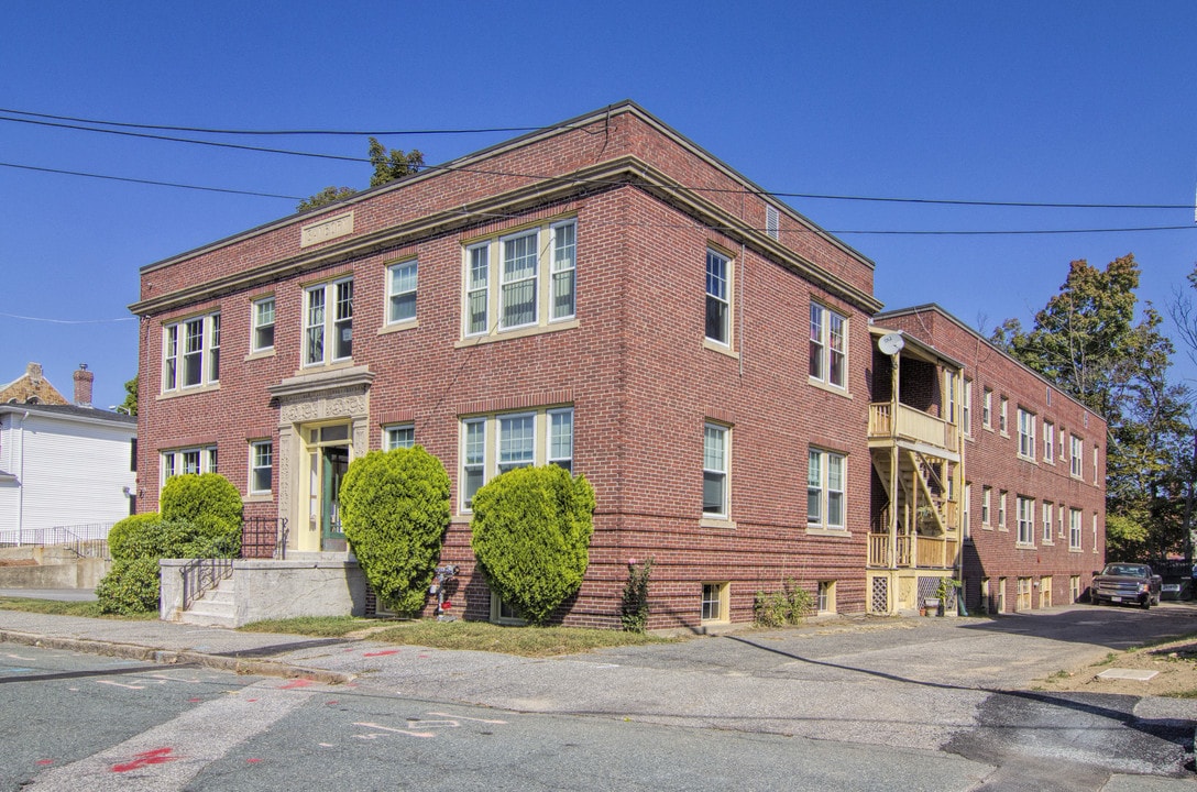 21 Sanborn St in Reading, MA - Building Photo