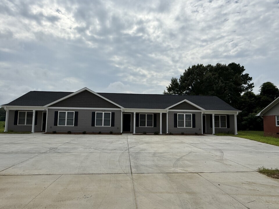 614 S Powell Ave in Dunn, NC - Building Photo