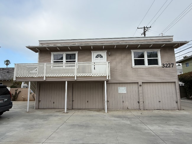 3227 E Broadway in Long Beach, CA - Building Photo - Building Photo