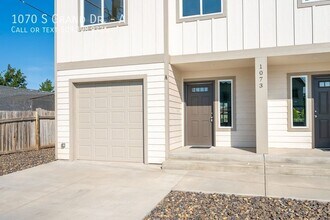 1070 S Grand Dr, Unit A in Moses Lake, WA - Building Photo - Building Photo