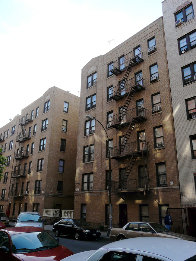 2472 Grand Ave in Bronx, NY - Foto de edificio - Building Photo