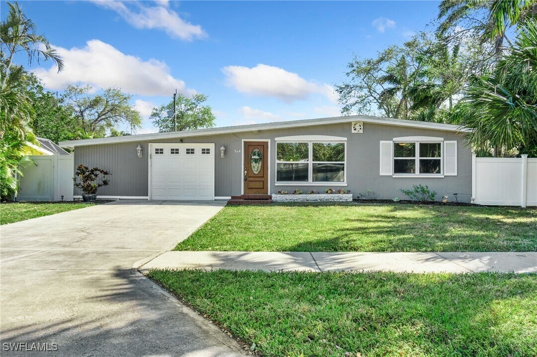 944 22nd Ave N in Naples, FL - Building Photo