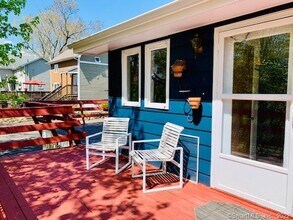 9 Pine Orchard Rd in Branford, CT - Foto de edificio - Building Photo