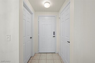 15630 Ocean Walk Circle in Ft. Myers, FL - Foto de edificio - Building Photo