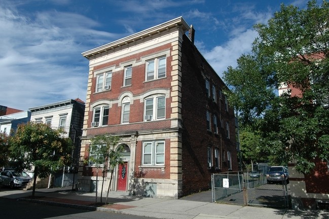 70 Pine St in Montclair, NJ - Building Photo - Building Photo