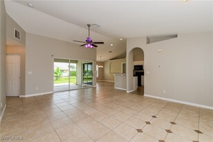 123 SW 29th Terrace in Cape Coral, FL - Foto de edificio - Building Photo