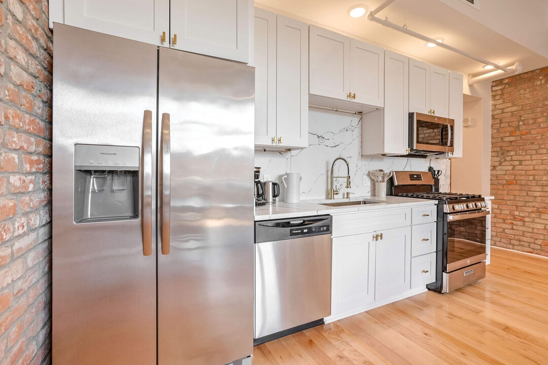 1050 Annunciation St in New Orleans, LA - Building Photo