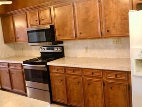 225 Crest Hill Dr in Conroe, TX - Building Photo - Building Photo