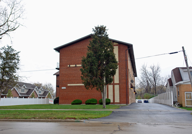 7315 W 71st St in Bridgeview, IL - Foto de edificio - Building Photo