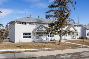 638 Merrill Dr NE in Calgary, AB - Building Photo