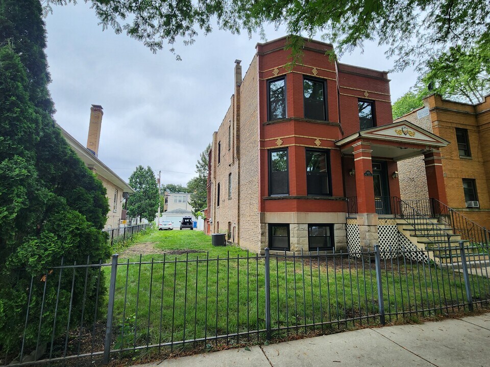 5453 W Giddings St in Chicago, IL - Building Photo