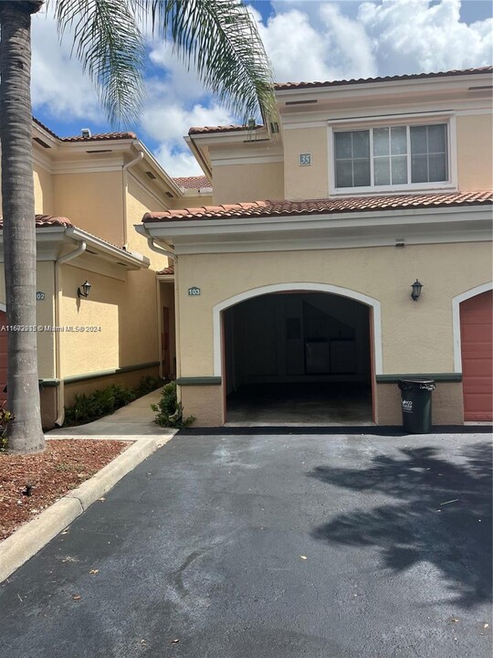 2525 Centergate Dr in Miramar, FL - Building Photo