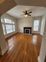 2029 Crown Ave, Unit APT #1 in Cincinnati, OH - Foto de edificio - Building Photo