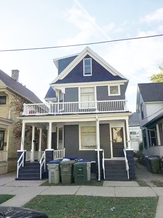 2405 N Frederick Ave in Milwaukee, WI - Building Photo