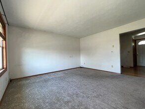 3745 Hillcrest Rd in Dubuque, IA - Building Photo - Building Photo