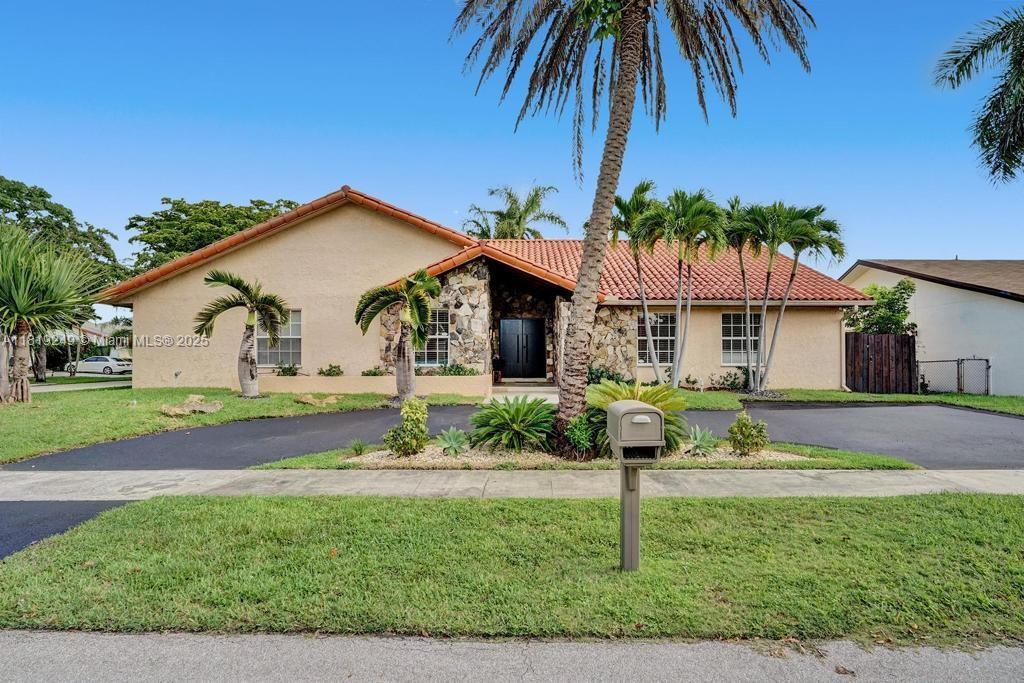 2001 NE 214th St in Miami, FL - Building Photo
