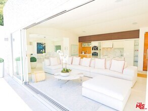 9422 Readcrest Dr in Beverly Hills, CA - Building Photo - Building Photo