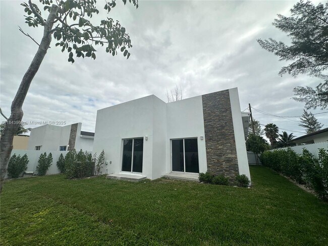 2423 NW 23rd Ln in Fort Lauderdale, FL - Building Photo - Building Photo