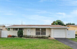 8400 NW 25th St in Sunrise, FL - Building Photo