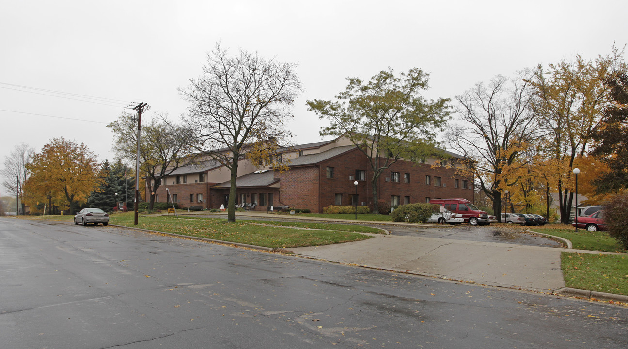 Lake Comus Manor in Delavan, WI - Foto de edificio