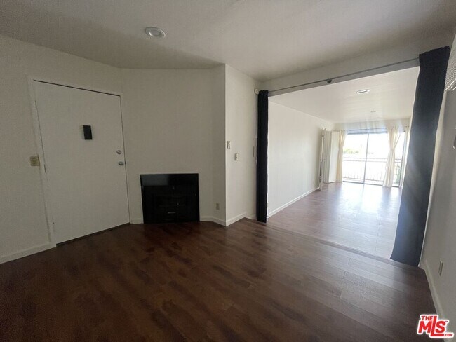 1338 N Sierra Bonita Ave in West Hollywood, CA - Building Photo - Building Photo