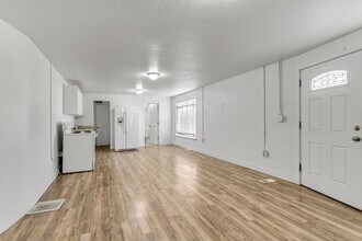 13413 Minuteman Dr in Draper, UT - Foto de edificio - Building Photo