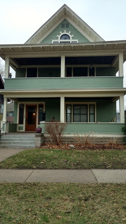 913 Ashland Ave in St. Paul, MN - Building Photo