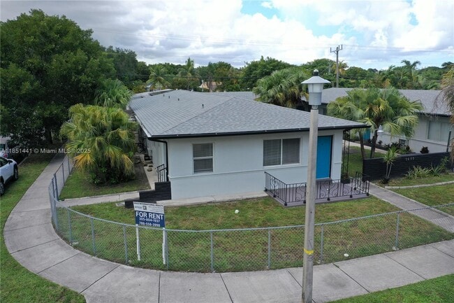2499 SW 27th St in Miami, FL - Building Photo - Building Photo
