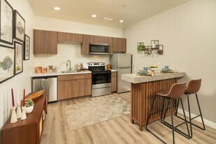 Streamliner 87th in Peoria, AZ - Building Photo