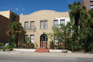 La Casa Apartments in Sarasota, FL - Building Photo