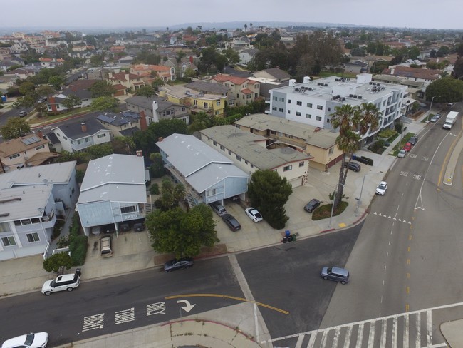 8420 Gulana Ave in Playa Del Rey, CA - Foto de edificio - Building Photo