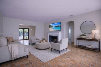 375 De Soto Dr in Miami Springs, FL - Building Photo - Building Photo