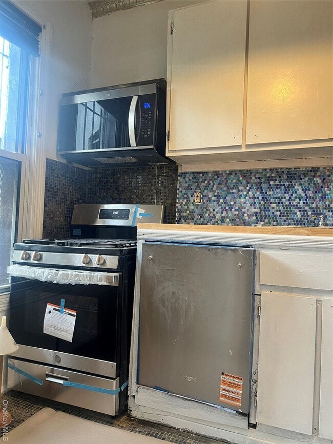 102 Kingston Ave in Brooklyn, NY - Foto de edificio - Building Photo