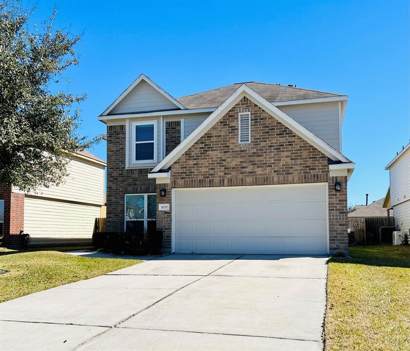 16797 Greenhouse St in Conroe, TX - Building Photo