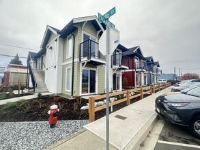 995 England Ave in Courtenay, BC - Building Photo - Building Photo