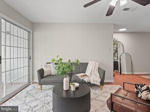 12105 Green Leaf Ct in Fairfax, VA - Building Photo - Building Photo