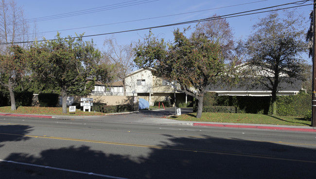 Beachwood Apartments in Costa Mesa, CA - Foto de edificio - Building Photo