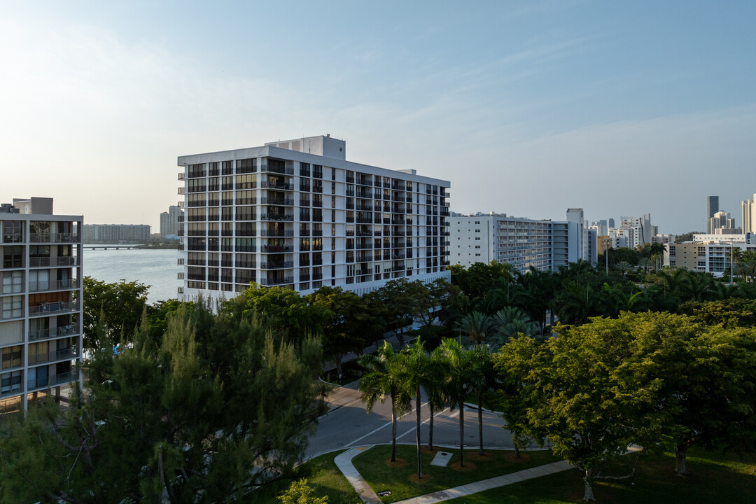 Bay Country Club Condos in Sunny Isles Beach, FL - Foto de edificio