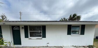 2111 Forked Creek Dr in Englewood, FL - Building Photo