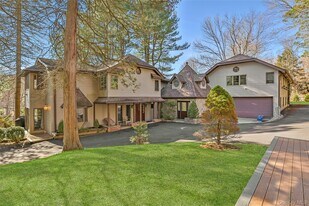 16 Faraway Rd in Armonk, NY - Building Photo