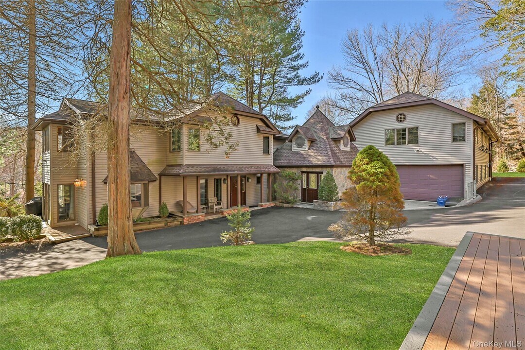 16 Faraway Rd in Armonk, NY - Building Photo
