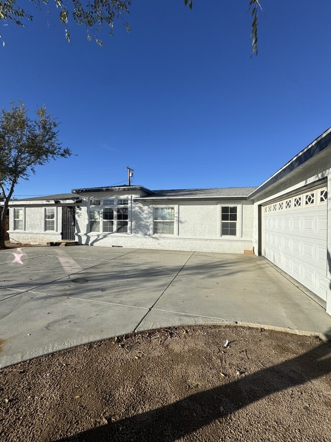 8237 Jacaranda Ave in California City, CA - Building Photo - Building Photo