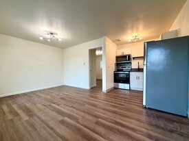 9124 NE Oregon St in Portland, OR - Building Photo