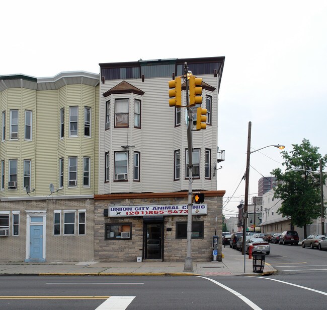 600 Kennedy Blvd in Union City, NJ - Foto de edificio - Building Photo