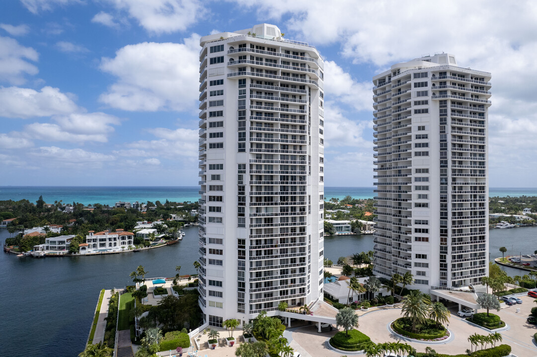 One Island Place in Miami, FL - Building Photo